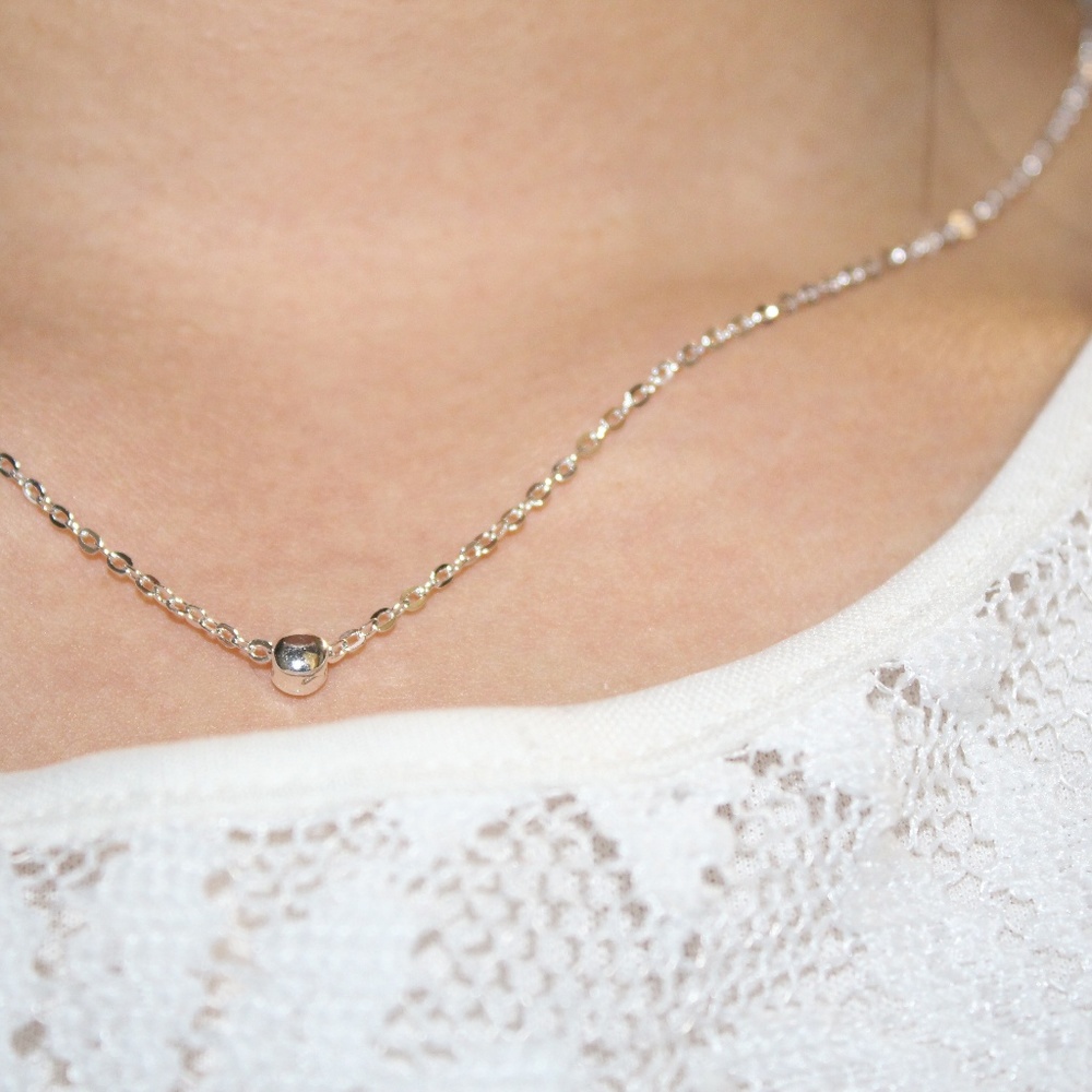 Simple silver neckless (with a silver drop)